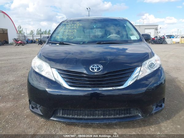 2014 TOYOTA SIENNA LE 8 PASSENGER