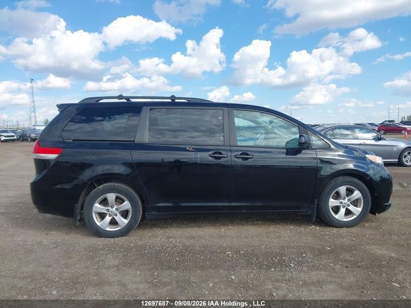 2014 TOYOTA SIENNA LE 8 PASSENGER