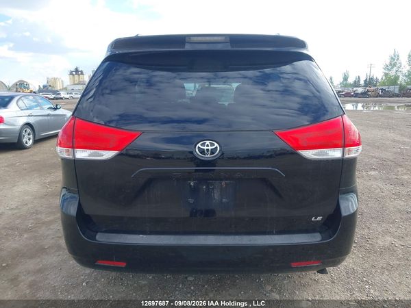 2014 TOYOTA SIENNA LE 8 PASSENGER