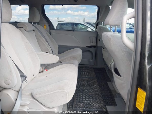 2014 TOYOTA SIENNA LE 8 PASSENGER