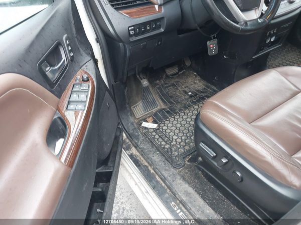 2017 TOYOTA SIENNA — I17