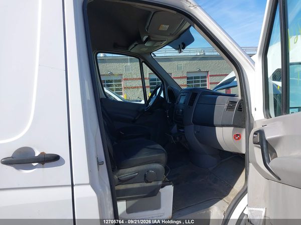 2014 MERCEDES-BENZ SPRINTER 2500 STANDARD ROOF V6 — I5