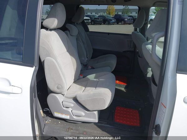 2019 TOYOTA SIENNA LE — I8