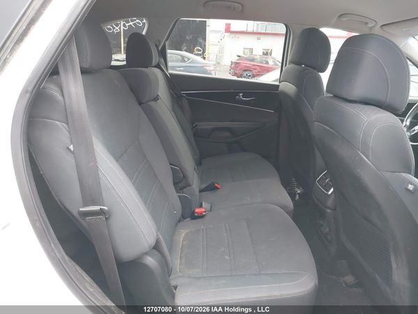 2017 KIA SORENTO 3.3L LX V6 7-SEATER — I8
