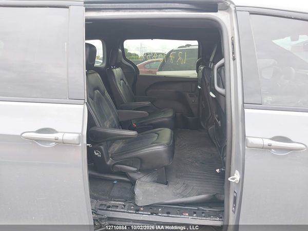 2023 CHRYSLER PACIFICA TOURING L — I8