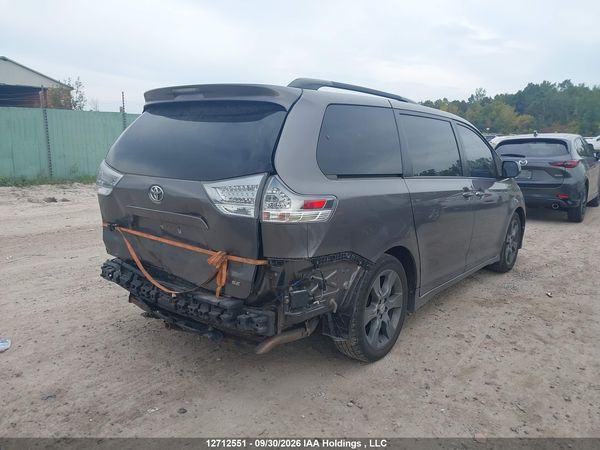 2016 TOYOTA SIENNA — I4