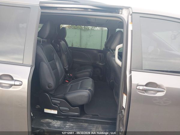 2016 TOYOTA SIENNA — I8