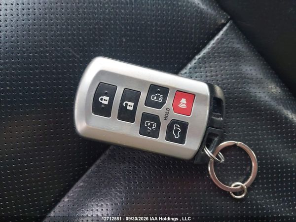 2016 TOYOTA SIENNA — I11