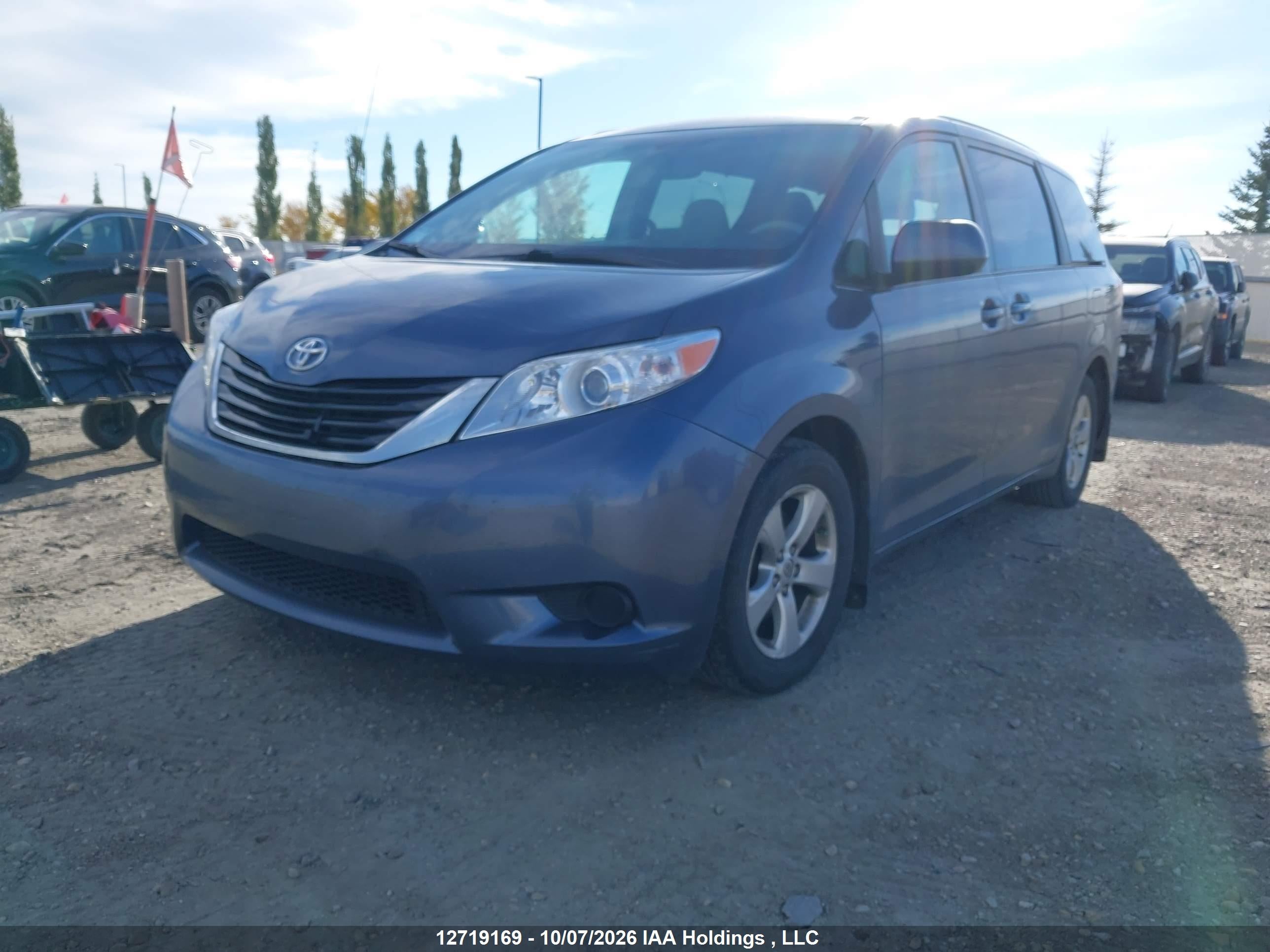 2014 TOYOTA SIENNA LE — I2