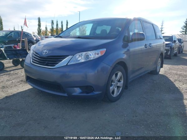 2014 TOYOTA SIENNA LE — I2