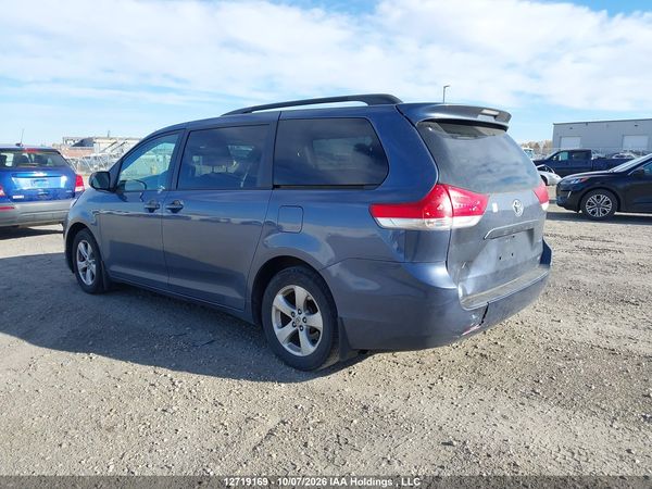 2014 TOYOTA SIENNA LE — I3