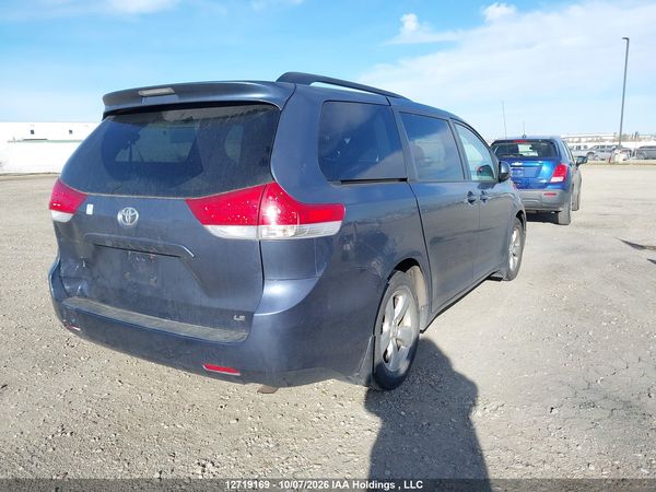 2014 TOYOTA SIENNA LE — I4