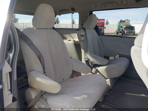 2014 TOYOTA SIENNA LE — I8