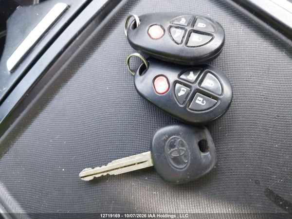 2014 TOYOTA SIENNA LE — I11