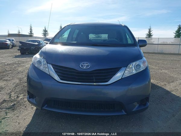 2014 TOYOTA SIENNA LE — I13
