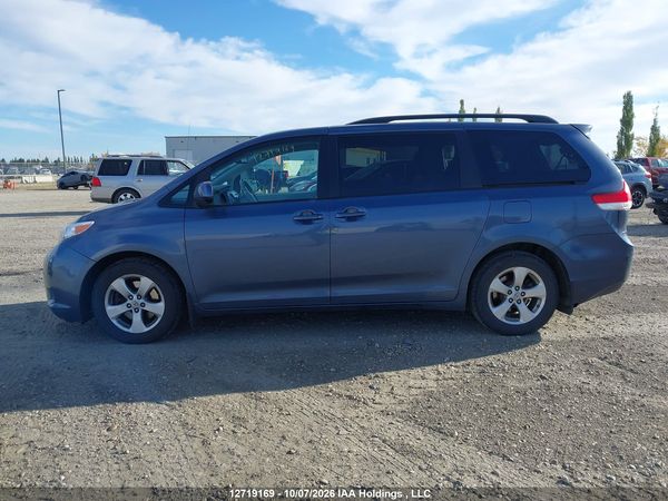 2014 TOYOTA SIENNA LE — I15