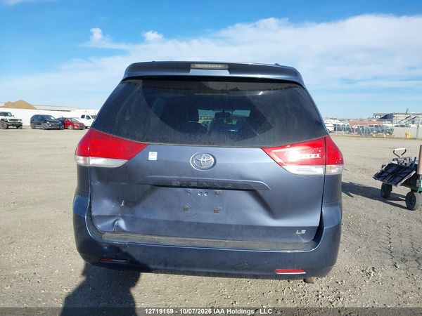 2014 TOYOTA SIENNA LE — I17