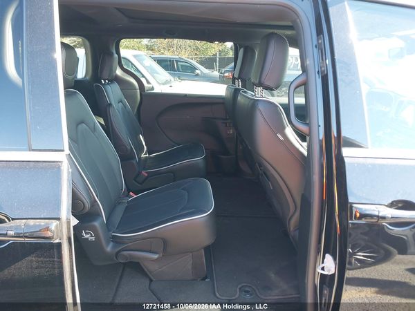2027 CHRYSLER PACIFICA Limited — I8