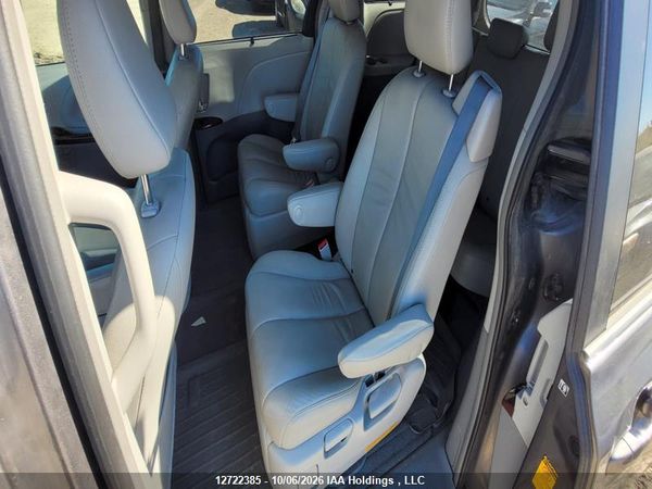 2013 TOYOTA SIENNA XLE/LIMITED — I8