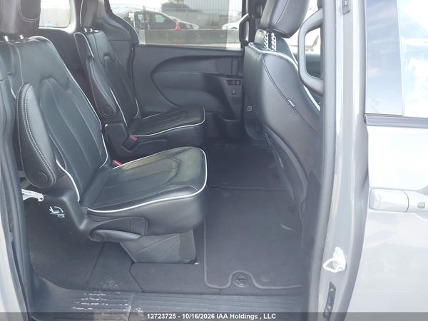 2025 CHRYSLER PACIFICA LIMITED — I8