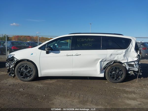 2024 CHRYSLER PACIFICA HYBRID SELECT — I15
