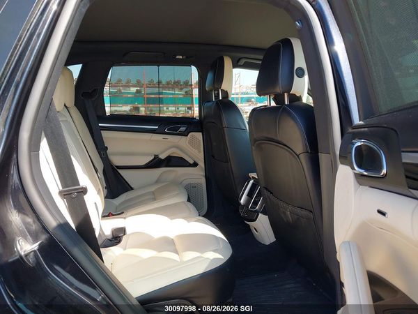 2017 PORSCHE CAYENNE