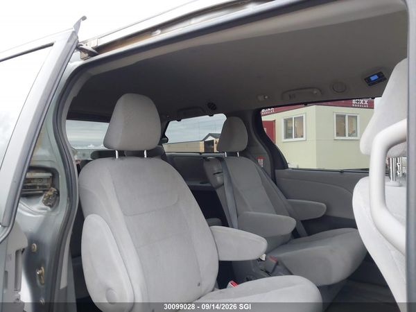2015 TOYOTA SIENNA LE