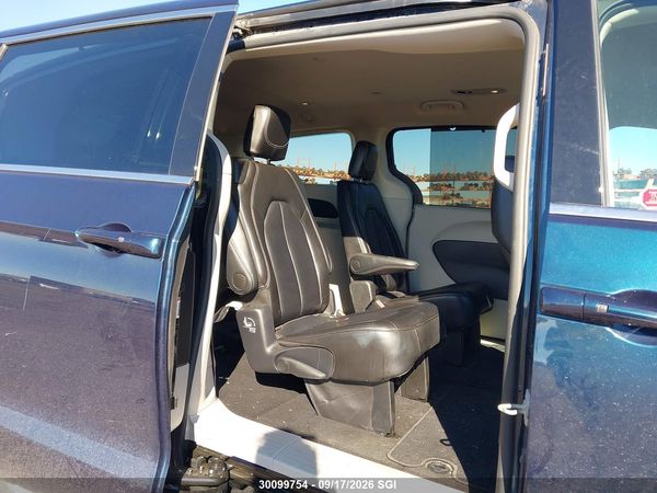 2024 CHRYSLER PACIFICA TOURING L — I8