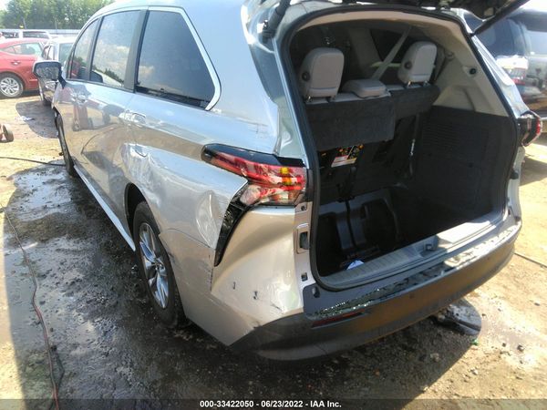 2022 TOYOTA SIENNA XLE