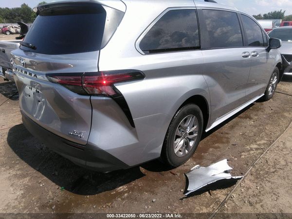 2022 TOYOTA SIENNA XLE
