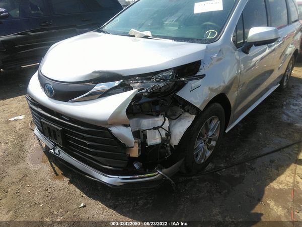 2022 TOYOTA SIENNA XLE