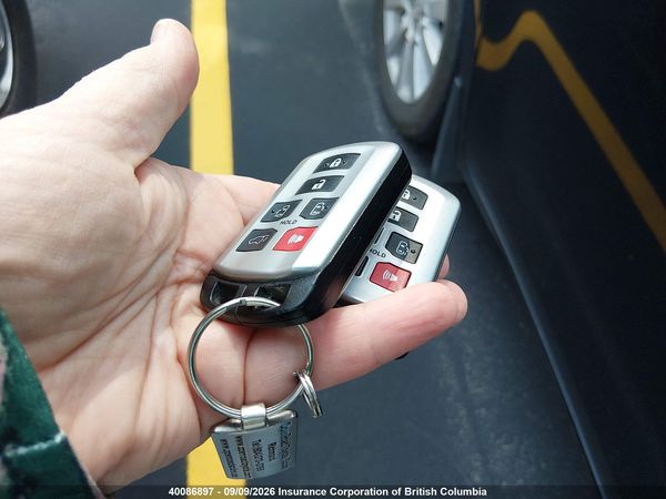 2017 TOYOTA SIENNA XLE 7 PASSENGER