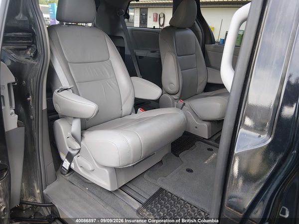 2017 TOYOTA SIENNA XLE 7 PASSENGER