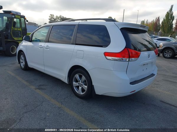 2013 TOYOTA SIENNA LE — I3