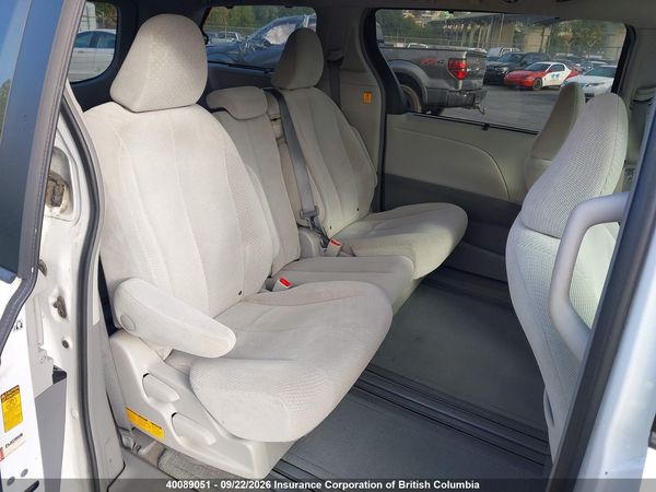 2013 TOYOTA SIENNA LE — I8