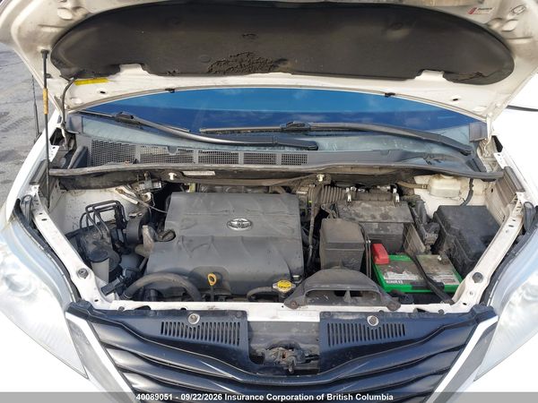 2013 TOYOTA SIENNA LE — I10