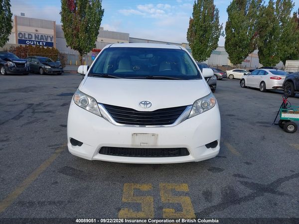 2013 TOYOTA SIENNA LE — I13