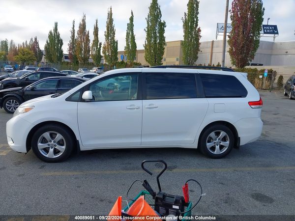 2013 TOYOTA SIENNA LE — I15