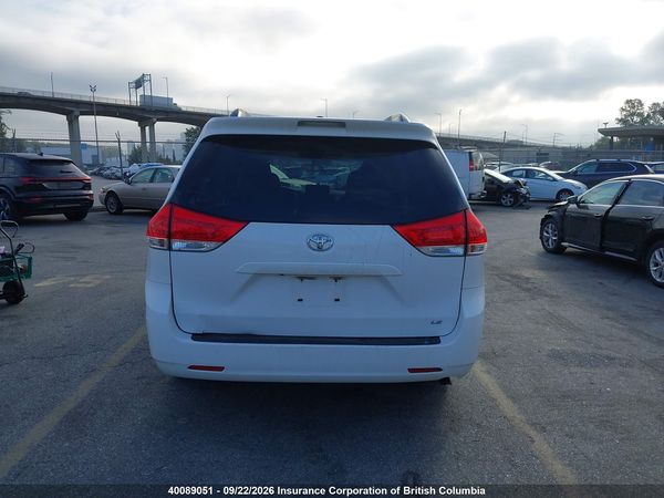 2013 TOYOTA SIENNA LE — I17