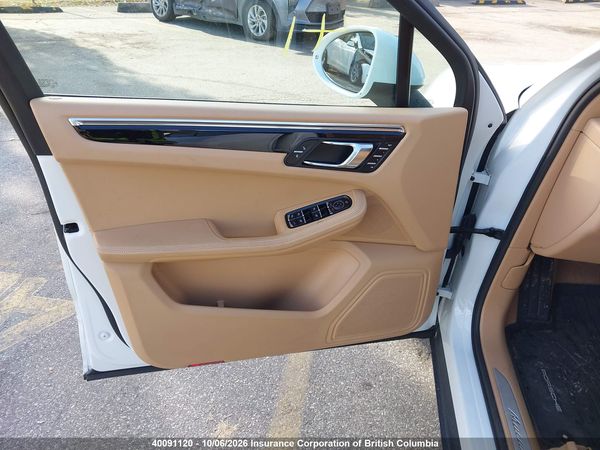 2016 PORSCHE MACAN — I20