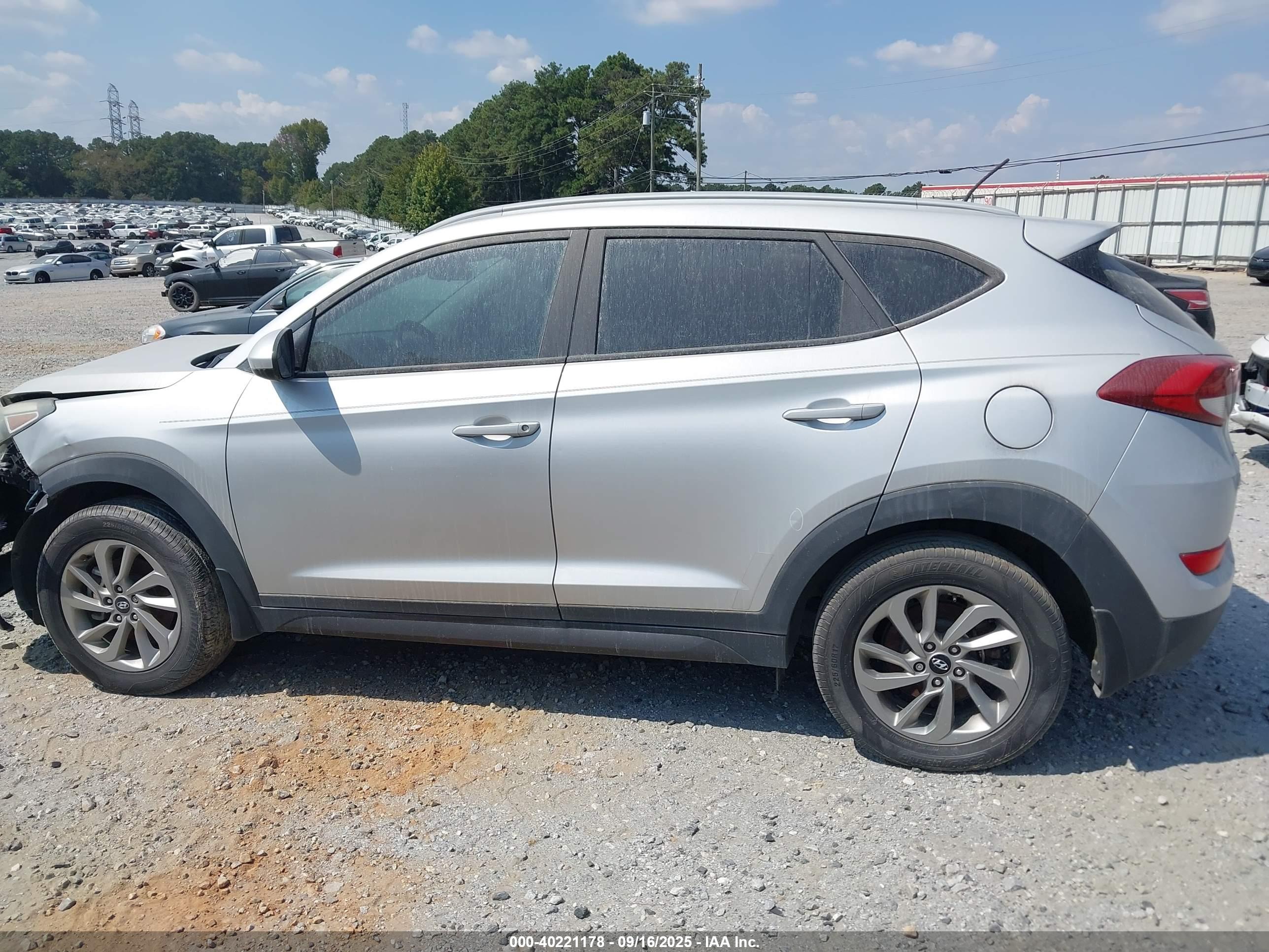2016 HYUNDAI TUCSON SE