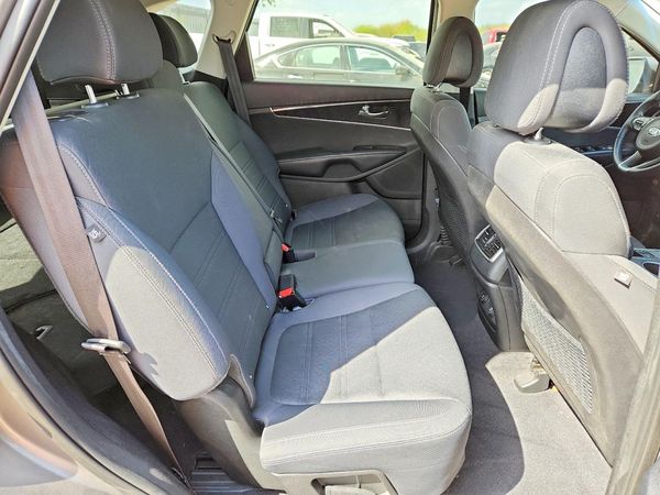 2016 KIA SORENTO L / LX