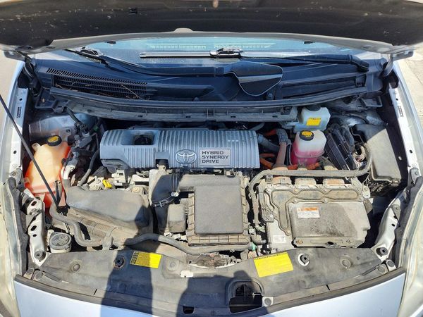 2012 TOYOTA PRIUS — Engine bay