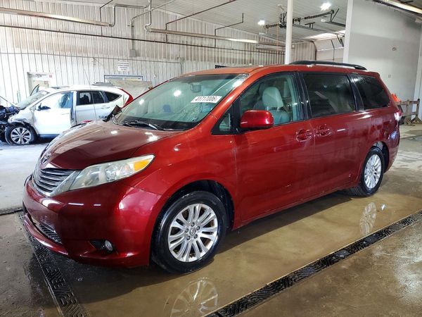 2012 TOYOTA SIENNA