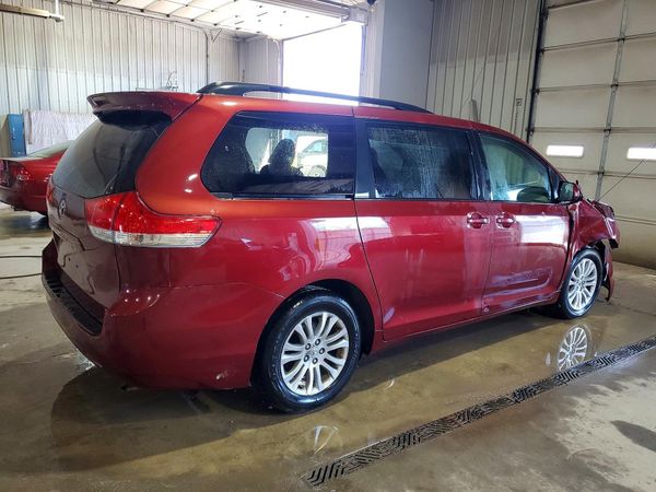2012 TOYOTA SIENNA