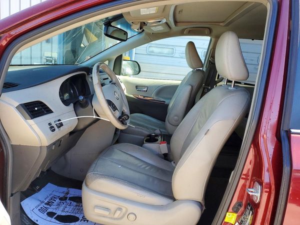 2012 TOYOTA SIENNA