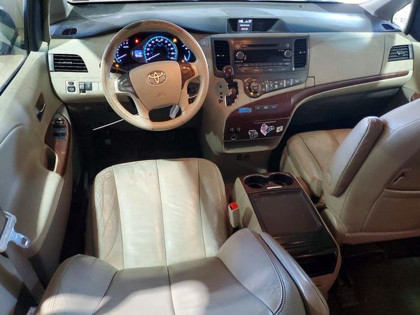 2012 TOYOTA SIENNA