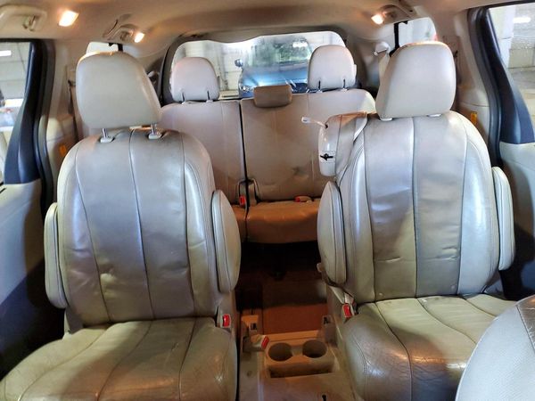 2012 TOYOTA SIENNA
