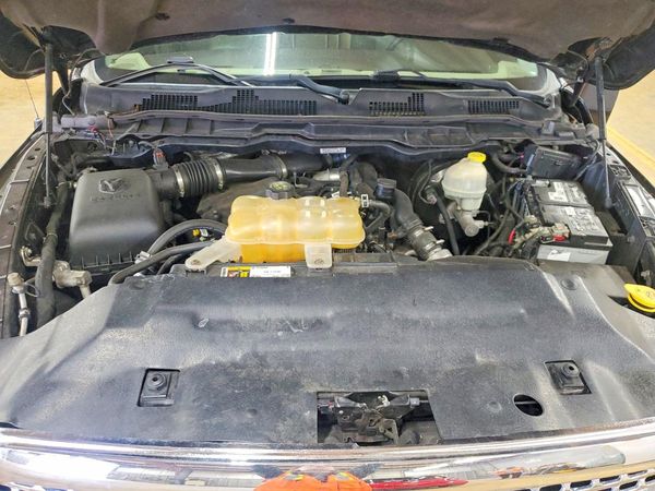 2016 RAM 1500 Laramie — Engine bay