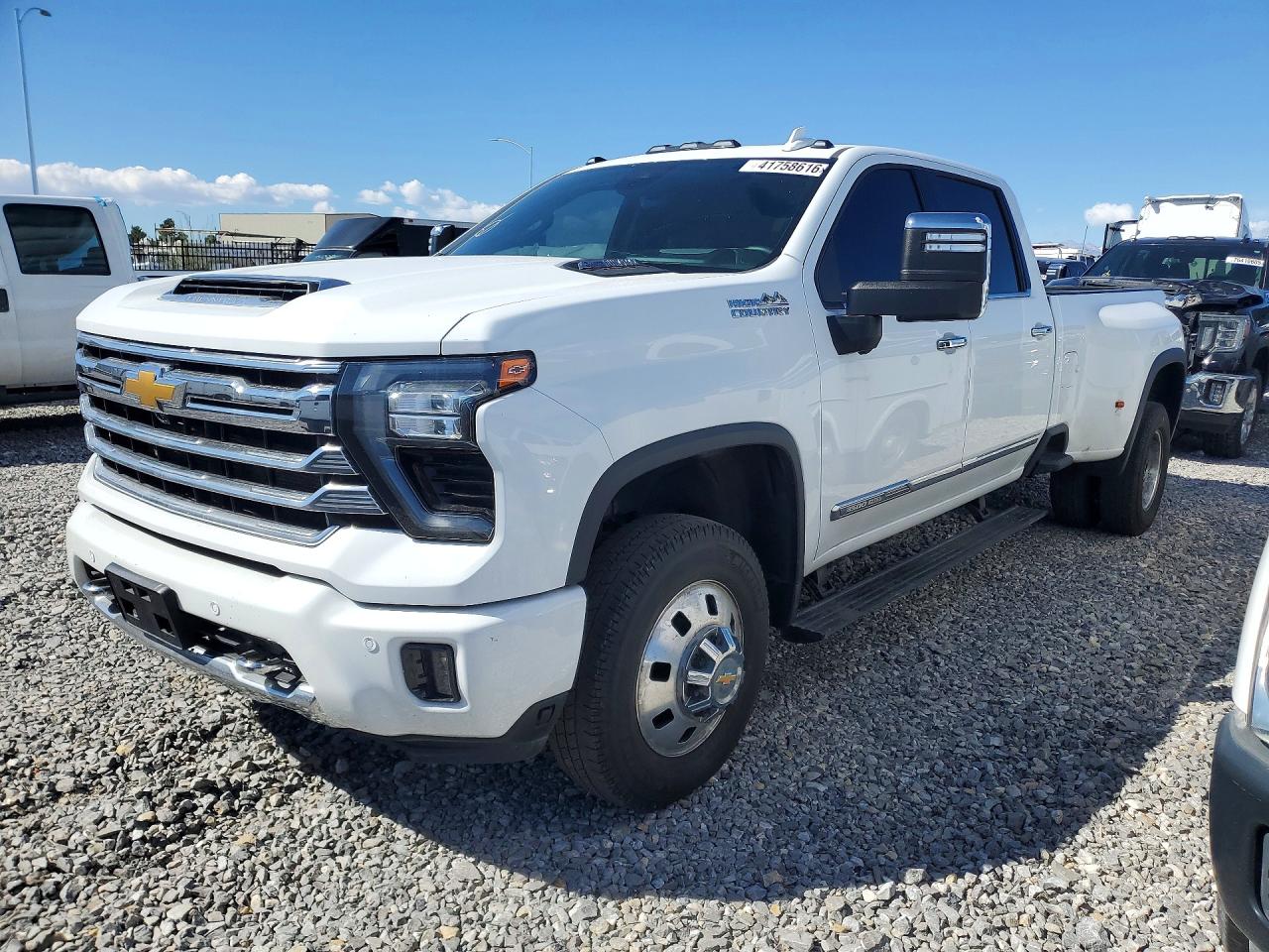 2024 CHEVROLET SILVERADO High Country — Front 3/4